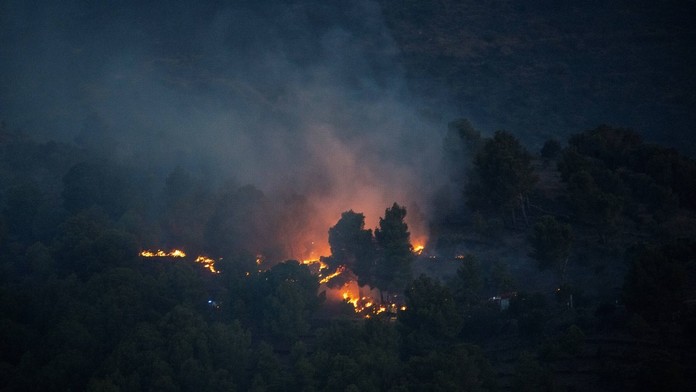 Požiar, ktorý obklopuje obľúbenú turistickú lokalitu, sa vďaka vetru šíri mimoriadne rýchlo