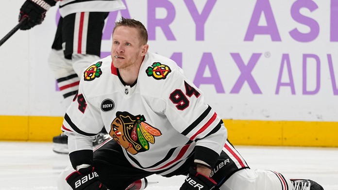 Chicago s ním rozviazalo zmluvu predčasne, skúsený Kanaďan sa vracia do NHL