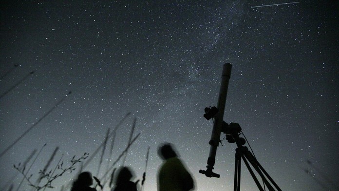 Astronómovia pozorujú na nočnej oblohe meteorický roj Perzeíd