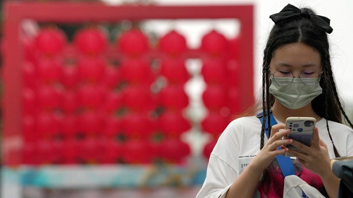 Čína zaznamenala najvyšší počet prípadov nákazy koronavírusom za viac než tri mesiace.