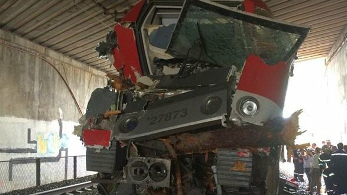 Kmeň úplne rušeň zničil.