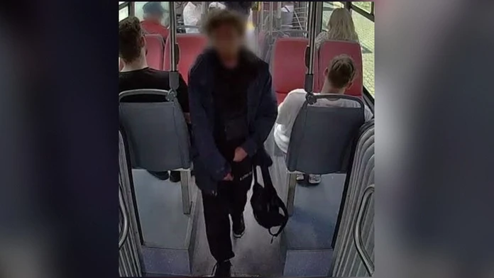 Muž zaútočil na ženu v autobuse. 