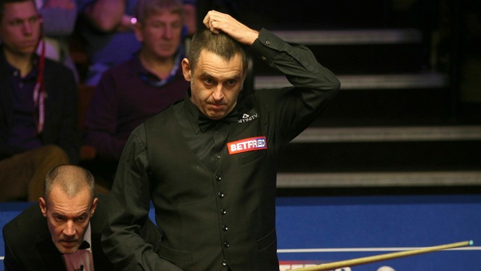 Ronnie O'Sullivan počas zápasu prvého kola MS v snookri.