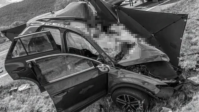 Na snímke havarované vozidlo po tragickej nehode pri Hrhove.
