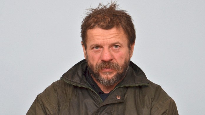 Nepoznáte tohto muža. Polícia žiada verejnosť o pomoc.