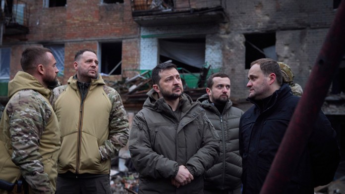 Volodymyr Zelenskyj si prezrel zničené budovy v meste Vyšgorod na predmestí Kyjeva.