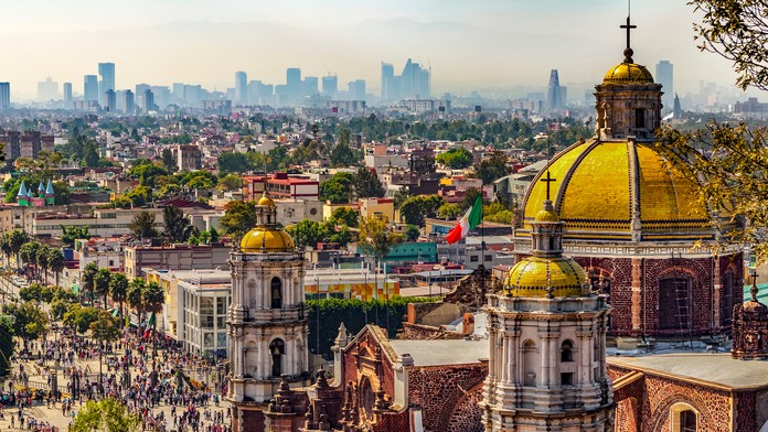 Mexico City, vpravo Bazilika De Nuestra Seňora De Guadalupe.