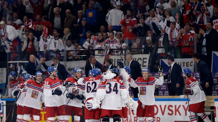 Radosť českých hokejistov po triumfe nad Fínskom na MS 2017.