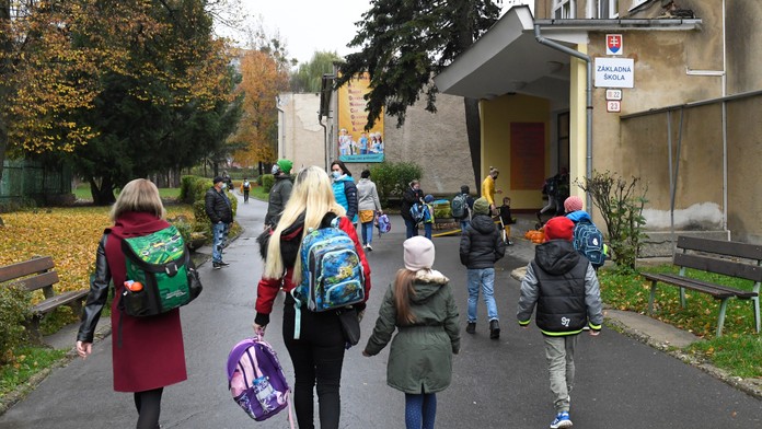 Žiaci prvého stupňa prichádzajú v sprievode rodičov do ZŠ Hroncova. (archív 2020)