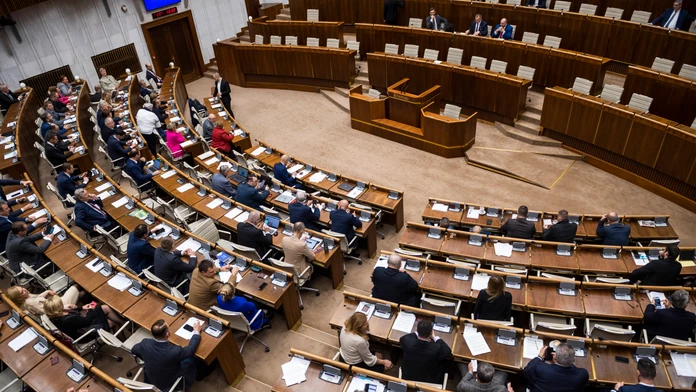 SaS by zrejme podporila úradnícku vládu. Väčšinu by v parlamente pravdepodobne nezískala