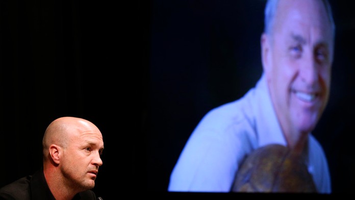 Jordi Cruyff (vľavo), syn nedávno zosnulého legendárneho holandského futbalistu Johana Cruyffa pred novinármi na Nou Campe.