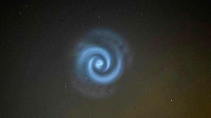 FOTO+VIDEO: Nočné nebeské divadlo. Nad Slovenskom sa objavil záhadný špirálovitý oblak