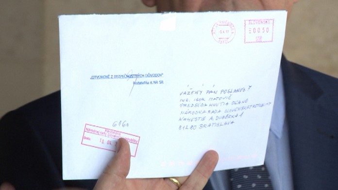 Igor Matovič drží otvorenú obálku, ktorú mu napísali do NR SR.