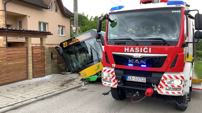 Vrtuľník nad miestom nehody.