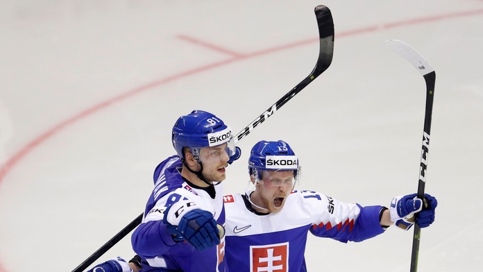 Slovenskí fanúšikovia sa radujú z gólu v zápase na MS 2019 proti USA.