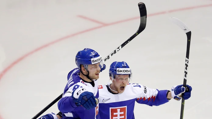 Slovenskí fanúšikovia sa radujú z gólu v zápase na MS 2019 proti USA.
