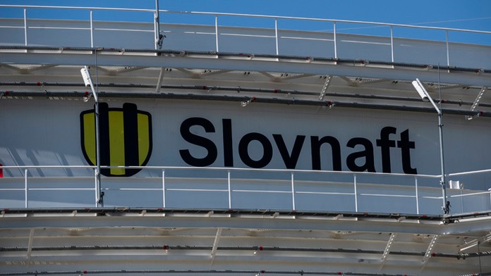 Na snímke logo na nádrži na ropu v rafinérii Slovnaft v Bratislave.