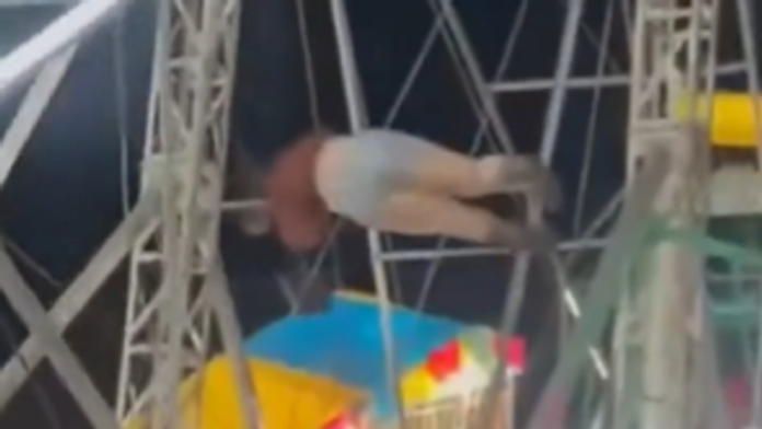 VIDEO: Chvíle hrôzy na ruskom kolese. Pod dvojicou praskla sedačka, žena spadla na zem