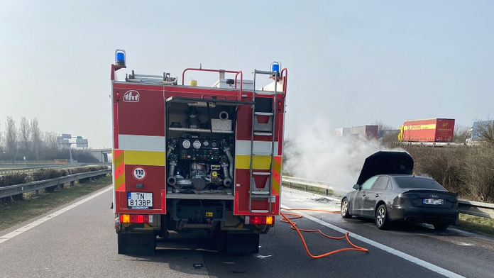 Na diaľnici D1 pri Trenčíne horelo auto