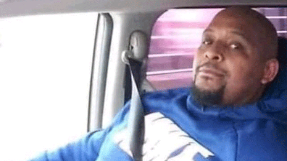 Amerického strážnika v obchode zastrelili. Požiadal zákazníčku, aby si nasadila rúško