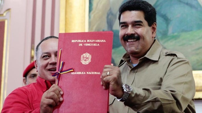 Venezuelský prezident Nicolás Maduro (vpravo) a predseda venezuelského parlamentu Diosdado Cabello.