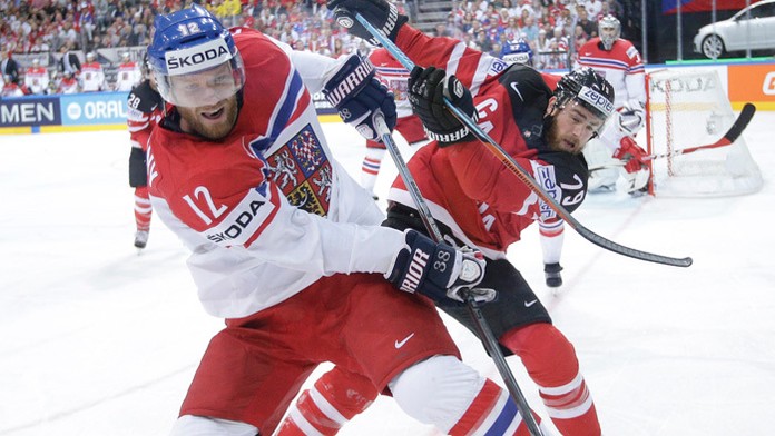 Čech Jiří Novotný (vľavo) v súboji o puk s Kanaďanom Ryanom O’Reillyom na MS 2015.