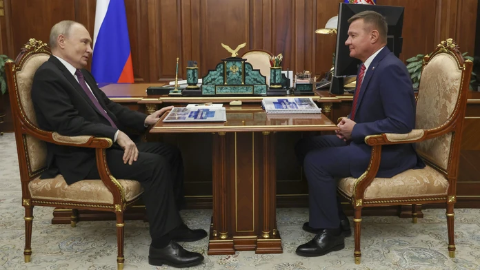 Ruský prezident Vladimir Putin a exminister dopravy Roman Starovojt