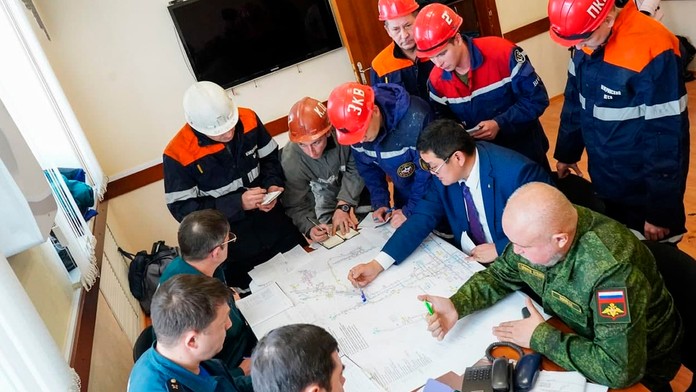 Zástupcovia úradov a záchranných zložiek v Kemerovskej oblasti počas krízového mítingu.