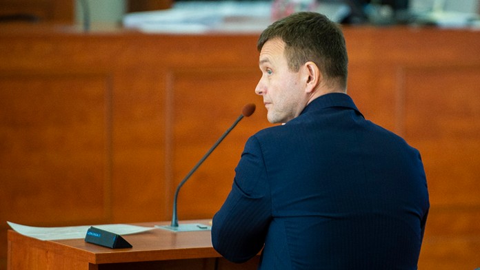 Obžalovaný Tomáš Szabó, v pozadí Marian Kočner.