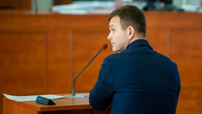 Obžalovaný Tomáš Szabó, v pozadí Marian Kočner.