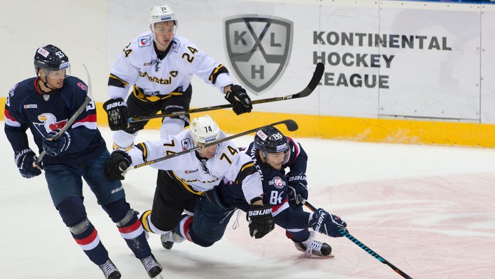Zľava Václav Nedorost zo Slovana, Sergej Monachov (Severstaľ) a Tomáš Kundrátek v dueli KHL.