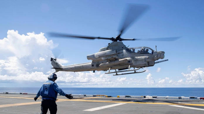 Vrtuľník AH-1Z.