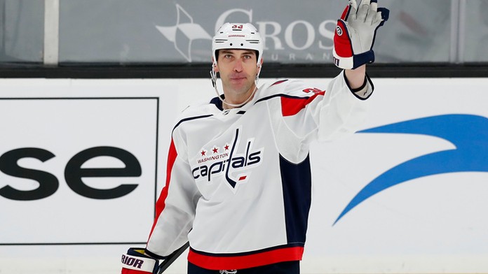 Zdeno Chára máva fanúšikom počas videopocty zo strany svojho bývalého dlhoročného klubu Bruins.