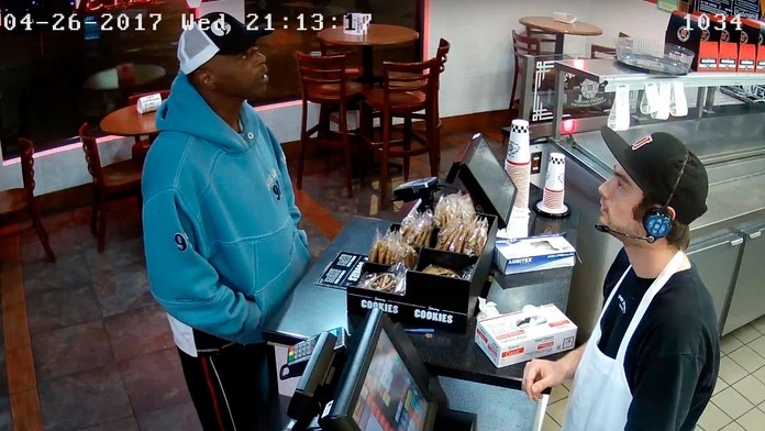 Zlodej sa práve chystá vytiahnuť zbraň.