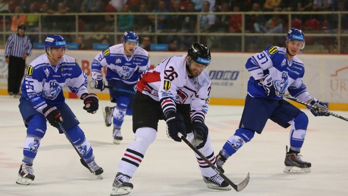 Matej Pitka (Poprad) stíha Michala Handzuša (B. Bystrica).