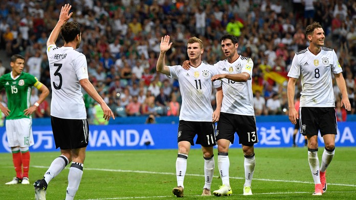 Timo Werner (druhý zľava) oslavuje s nemeckými spoluhráčmi svoj gól v semifinále Pohára konfederácií FIFA proti Mexiku.