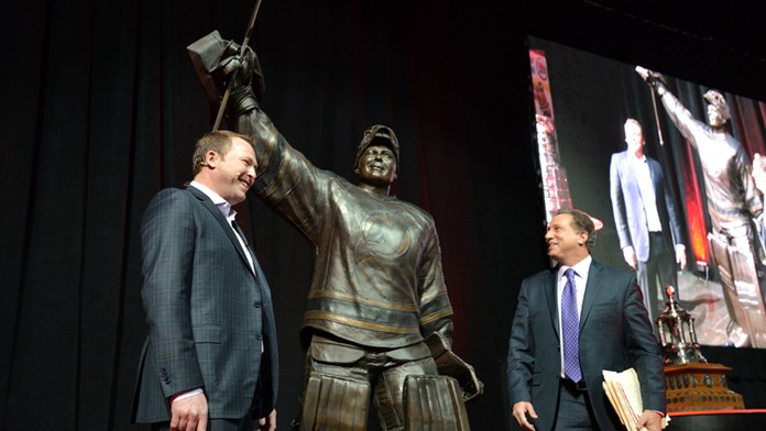 Marty Brodeur (vľavo) stojí pred svojou sochou v Prudential Center v New Jersey.
