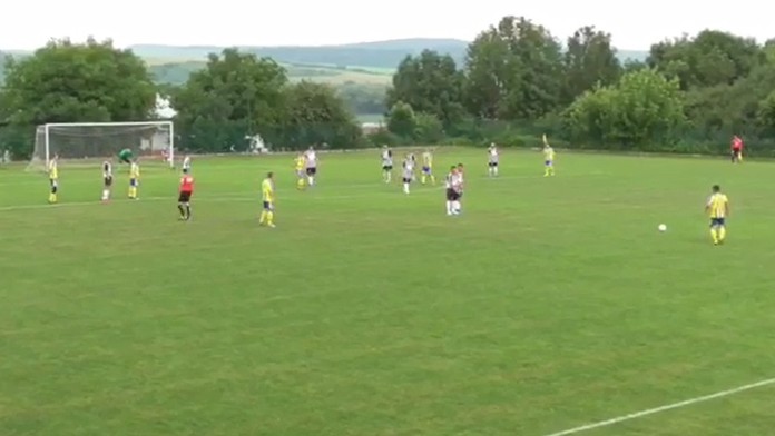 Martin Jurek z Budimíra sa pripravuje na priamy kop.