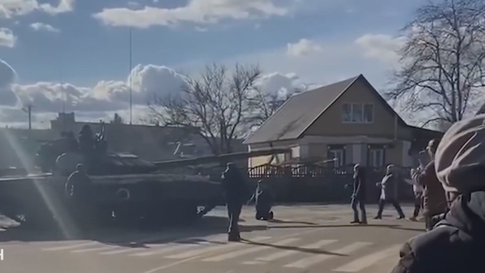 S holými rukami proti tankom. Svet obleteli videá ukrajinských civilistov