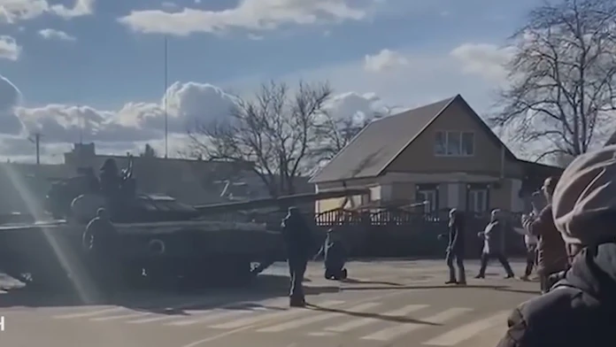 S holými rukami proti tankom. Svet obleteli videá ukrajinských civilistov