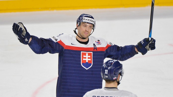 Thomas Lemar (vľavo) z Monaca sa snaží skórovať v odvete semifinále LM, blokuje ho bek Juventusu Giorgio Chiellini.