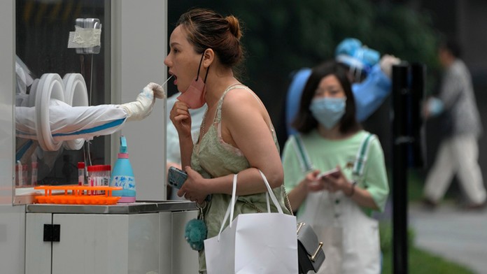 Žena počas testovania na ochorenie COVID-19 v Pekingu.