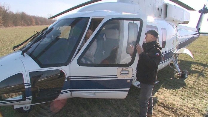 Obetavý pilot z Česka namiesto vyhliadkových letov z ukrajinskej hranice preváža vrtuľníkom utečencov