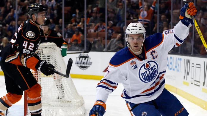 Connor McDavid oslavuje svoj gól v zápase Edmonton Oilers - Anaheim Ducks.