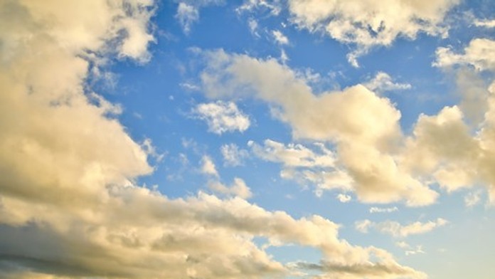 Na Slovensko mieri teplý front. Teploty môžu vystúpiť až na 14 stupňov