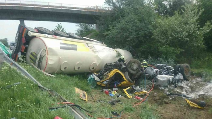Na diaľnici D1 pri Dubnici nad Váhom sa prevrátila cisterna s benzínom