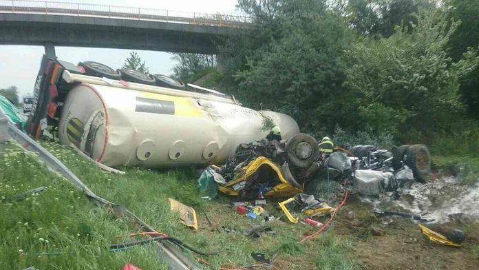 Na diaľnici D1 pri Dubnici nad Váhom sa prevrátila cisterna s benzínom