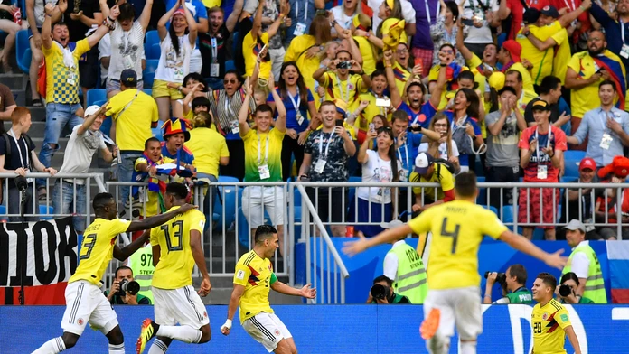 Kolumbijskí hráči sa tešia z gólu v sieti Senegalu na MS 2018.