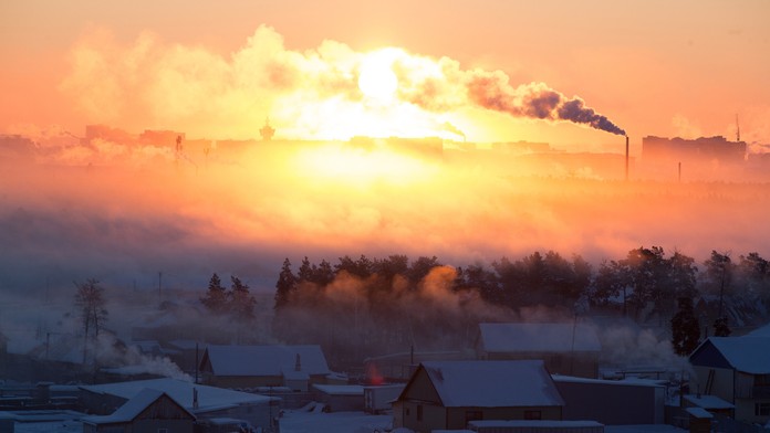 Východ slnka nad priemyselnou časťou Jakutska.
