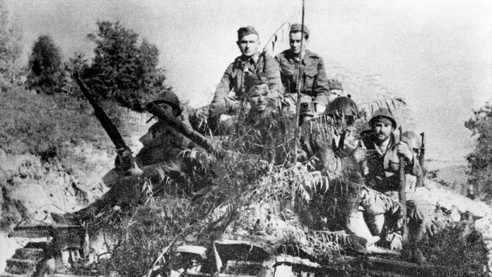 Na archívnej snímke 28. januára 1964 povstalecké tanky v Hronskej Slatine počas reprodukcie SNP